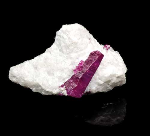 大理石上獨立的紅寶石晶體